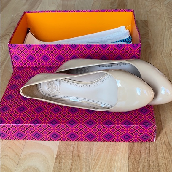Beige Tory Burch Patent Leather Pump worn once - Picture 7 of 9